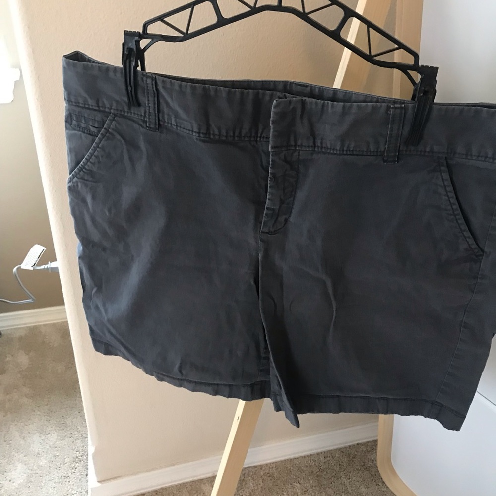 grey shorts